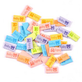 50 db Többszínű dombornyomott bőr baba mackó címkék barkács kézműves ruha kellékek varrás kiegészítők ruha sapkák cipő címkék