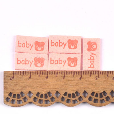 50 db Többszínű dombornyomott bőr baba mackó címkék barkács kézműves ruha kellékek varrás kiegészítők ruha sapkák cipő címkék