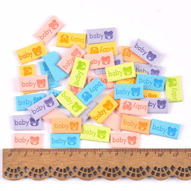 50 db Többszínű dombornyomott bőr baba mackó címkék barkács kézműves ruha kellékek varrás kiegészítők ruha sapkák cipő címkék