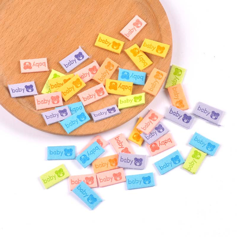 50 db Többszínű dombornyomott bőr baba mackó címkék barkács kézműves ruha kellékek varrás kiegészítők ruha sapkák cipő címkék