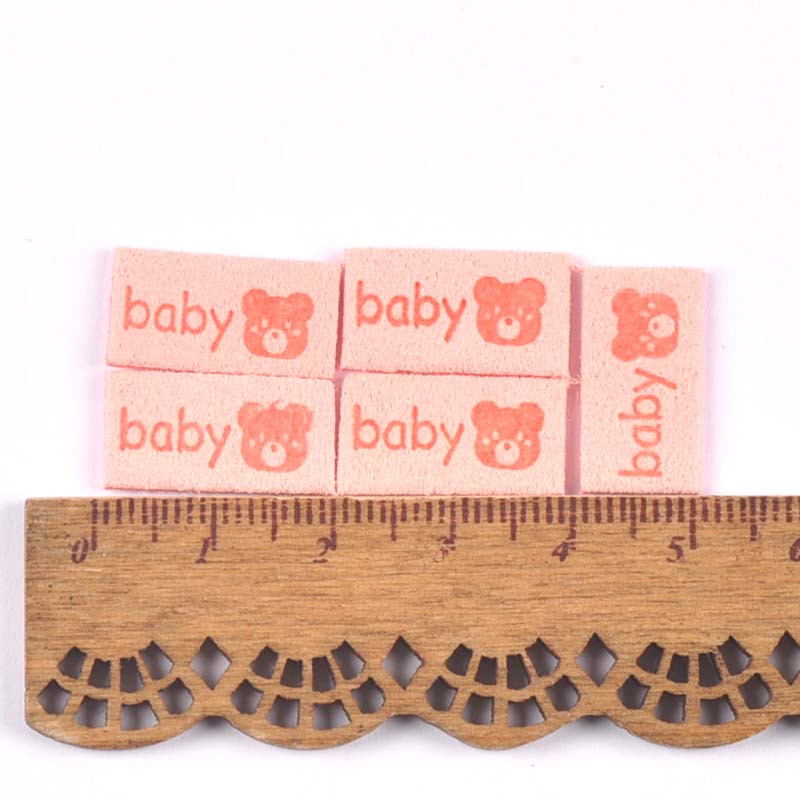 50 db Többszínű dombornyomott bőr baba mackó címkék barkács kézműves ruha kellékek varrás kiegészítők ruha sapkák cipő címkék