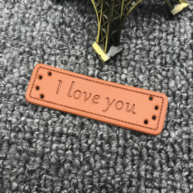 25 vnt „Spot I Love You“ Maža odinė drabužių etiketė Rankų darbo „Pu“ odos etiketės skarai su „I Love You“ etiketė dovanai