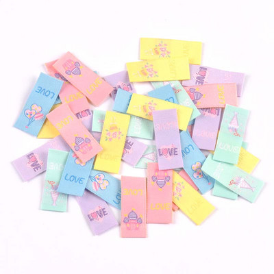 50 db Kastély/Léggömb/Szerelem hímzés Mosható ápolási címke varráshoz Kiegészítők Ruhatáskák Kézzel készített kellékek Ruhacímke C3501