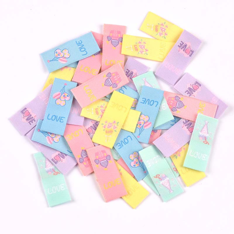 50 db Kastély/Léggömb/Szerelem hímzés Mosható ápolási címke varráshoz Kiegészítők Ruhatáskák Kézzel készített kellékek Ruhacímke C3501