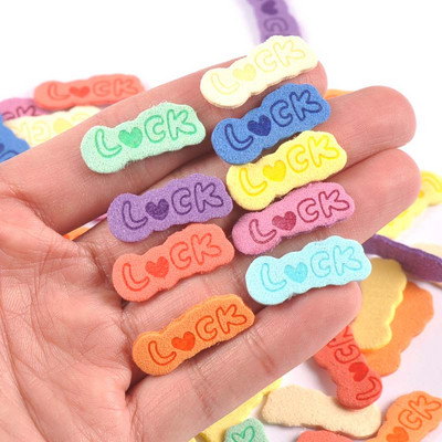 50 db Luck PU bőr címkék dombornyomott címkék barkácsolás zászlós címke ruha varrás kiegészítőkhöz 25x10mm cp3507
