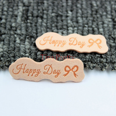 50gab Candy Color Reljefs "Happy Day" Bow šūšanas etiķete Apģērba etiķetes Aksesuārs mazuļa ziemas cimdiņiem, cepurēm, tamborētiem dūraiņiem