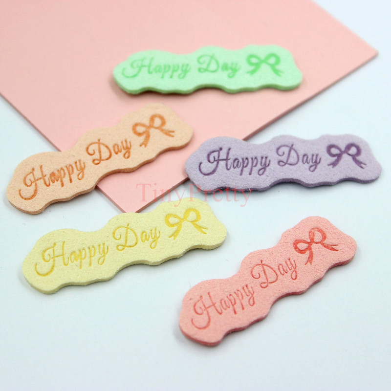50gab Candy Color Reljefs "Happy Day" Bow šūšanas etiķete Apģērba etiķetes Aksesuārs mazuļa ziemas cimdiņiem, cepurēm, tamborētiem dūraiņiem