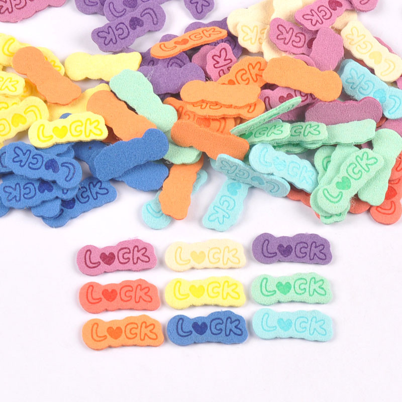 50kom 9 boja "Luck" Heart Pattern Embossing Kožne naljepnice Odjeća Ručno izrađeni DIY Dodaci za šivanje Torbe Oznake Potrepštine za odjeću