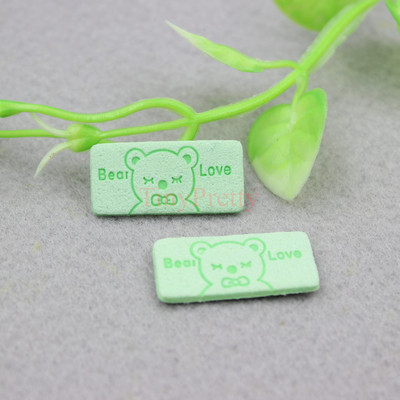 50 vnt. Minkštos dirbtinės odos reljefinės meškiuko meilės etiketės Drabužių etiketės Aksesuaras kūdikiui žieminės pirštinės, kepurės, nertos pirštinės