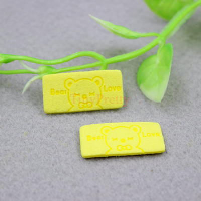 50 vnt. Minkštos dirbtinės odos reljefinės meškiuko meilės etiketės Drabužių etiketės Aksesuaras kūdikiui žieminės pirštinės, kepurės, nertos pirštinės