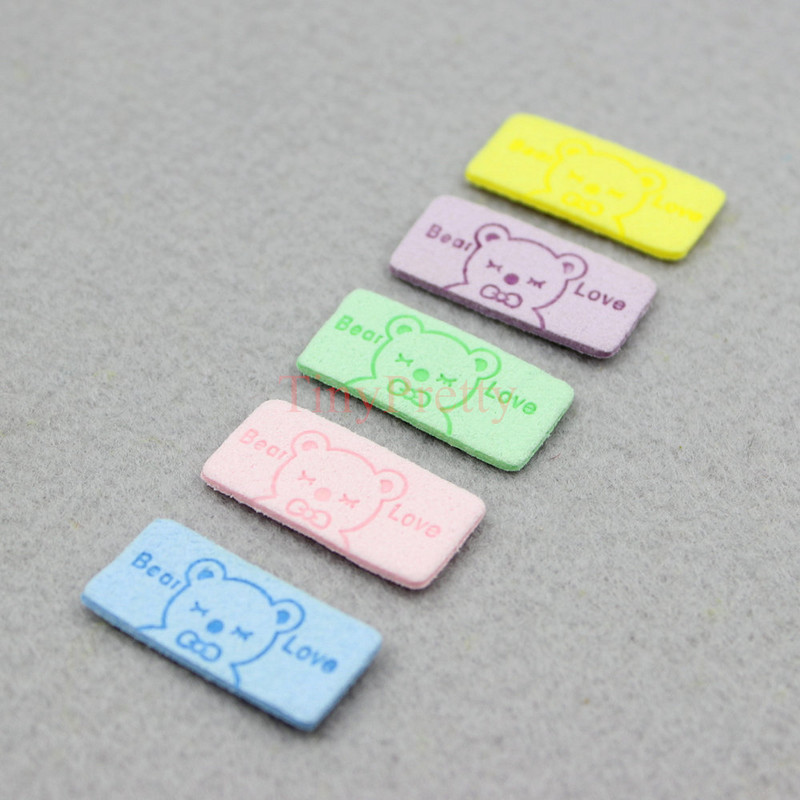 50 vnt. Minkštos dirbtinės odos reljefinės meškiuko meilės etiketės Drabužių etiketės Aksesuaras kūdikiui žieminės pirštinės, kepurės, nertos pirštinės