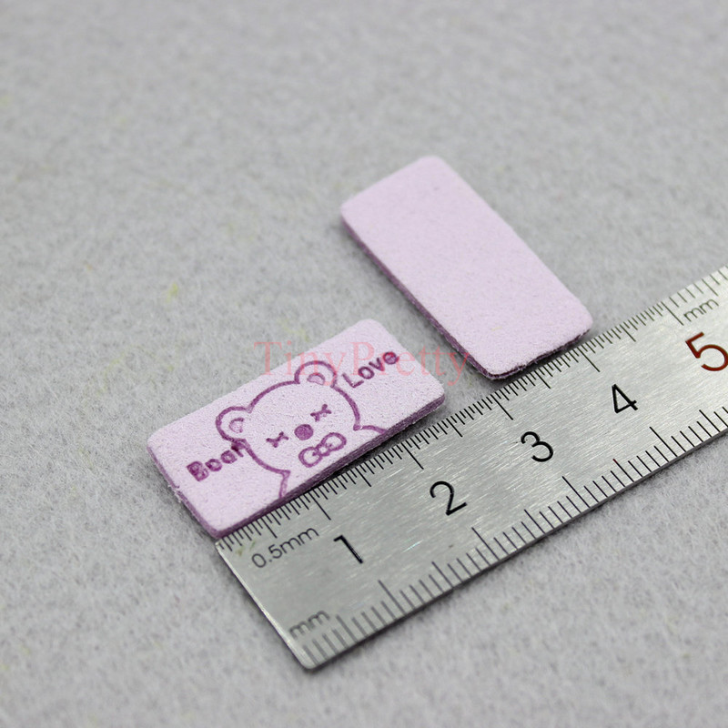 50 vnt. Minkštos dirbtinės odos reljefinės meškiuko meilės etiketės Drabužių etiketės Aksesuaras kūdikiui žieminės pirštinės, kepurės, nertos pirštinės