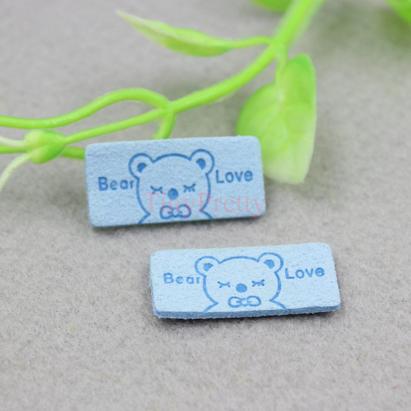 50 vnt. Minkštos dirbtinės odos reljefinės meškiuko meilės etiketės Drabužių etiketės Aksesuaras kūdikiui žieminės pirštinės, kepurės, nertos pirštinės