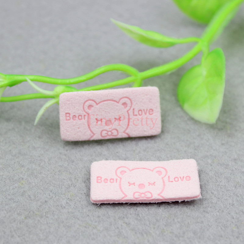 50 vnt. Minkštos dirbtinės odos reljefinės meškiuko meilės etiketės Drabužių etiketės Aksesuaras kūdikiui žieminės pirštinės, kepurės, nertos pirštinės