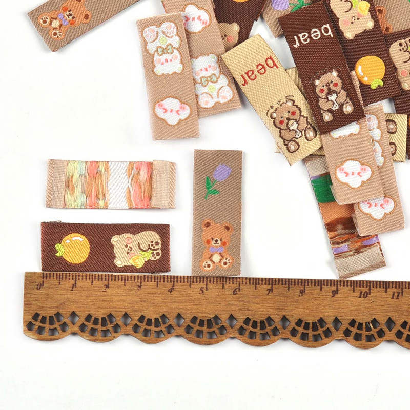 50 τμχ Χαριτωμένες καφέ ετικέτες που πλένονται για αξεσουάρ ραπτικής ρούχων DIY χειροτεχνίες Τσάντα ρούχωνΕτικέτα Χειροποίητα προμήθειες Handwork Decor C3577