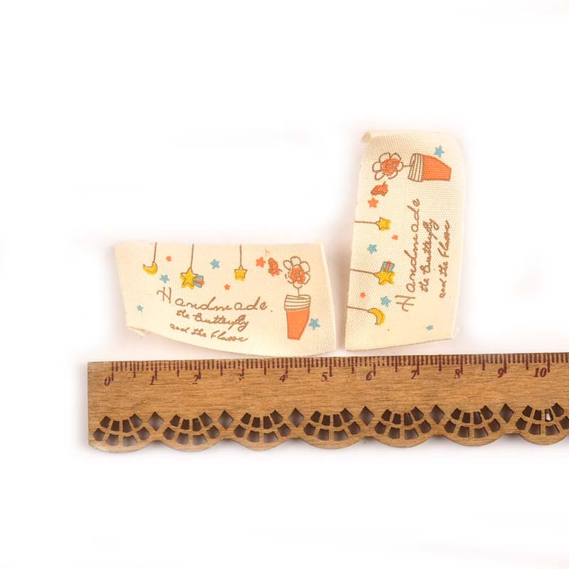 50db Bézs nyomtatott pamutszövet szőtt betűs címkék varráshoz ruhacímkék kézzel készített címkék ruhák barkács kézműves kiegészítők keveréke