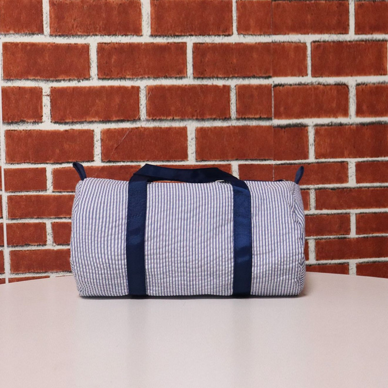 Dječja Toddler Seersucker Duffle Mornarsko/ljubičasta prugasta Personalizirana Baby Duffle Manja veličina za dječje darove Putna torba za vikend