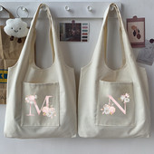 Geantă de cumpărături delicată pentru femei Geantă de navetă ocazională Floare roz Nume inițial Imprimare grafică Geantă tote bej Pânză de modă Repetabilă