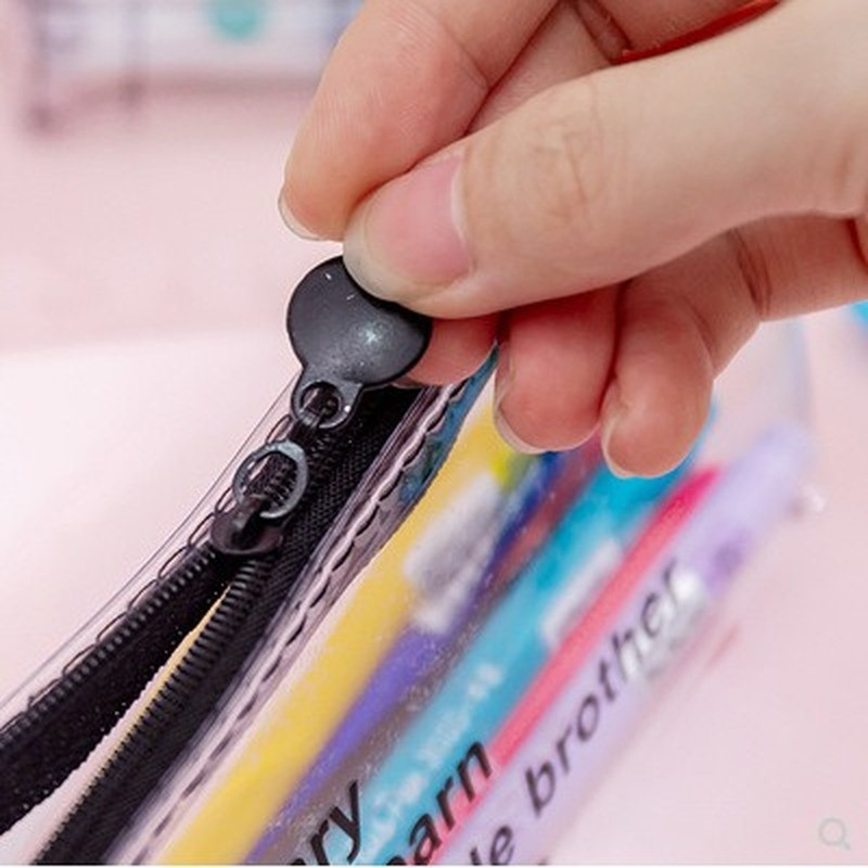 Simpatična jednostavna prozirna pernica sa slovima. Svježa kreativna studentska prijenosna torba za olovke. Pernica.