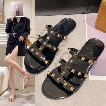 Летни дамски 2022 г. Нови удобни чехли с нитове и плоска подметка Връхни облекла Универсални модни плажни дамски обувки с отворени пръсти