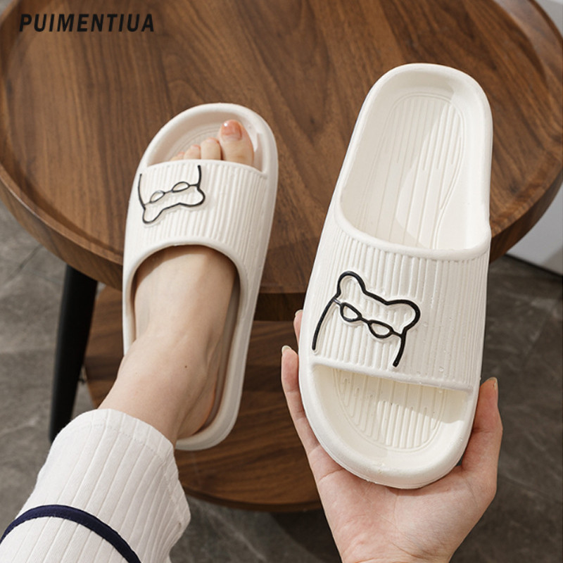 2023. aasta 2023. aasta siseruumides, õues, naiste sussid, vann, paks platvorm, libisemiskindel kodu, karu multifilm, plätud, rannasandaalid, naiste liugused