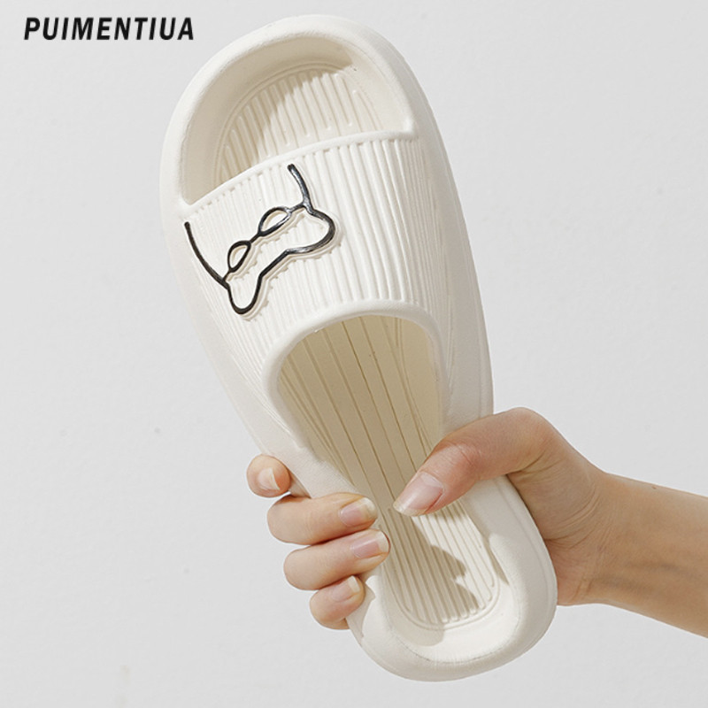 2023. aasta 2023. aasta siseruumides, õues, naiste sussid, vann, paks platvorm, libisemiskindel kodu, karu multifilm, plätud, rannasandaalid, naiste liugused