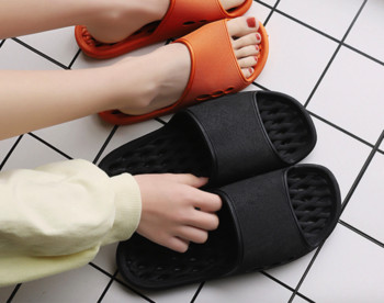 ShowMyHot Нови домашни чехли Мъжки джапанки Плоски обувки Вътрешни сандали за баня Нехлъзгащи се летни вътрешни плъзгащи се сандалии Дишащи