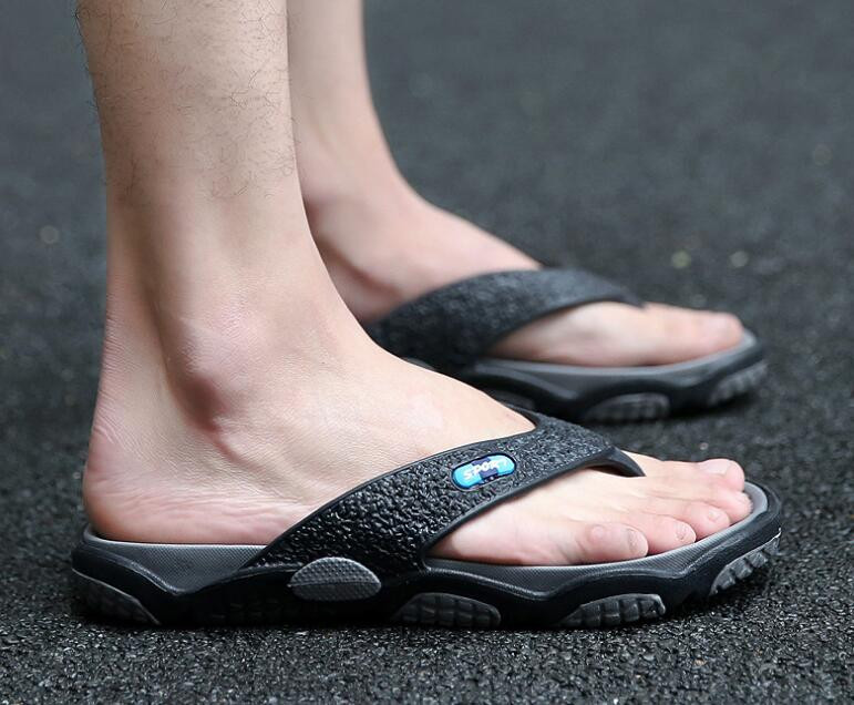 XEK 2022 Muške papuče Ljetne neklizajuće papuče za masažu Modne muške ležerne visokokvalitetne mekane cipele za plažu Ravne japanke ST271