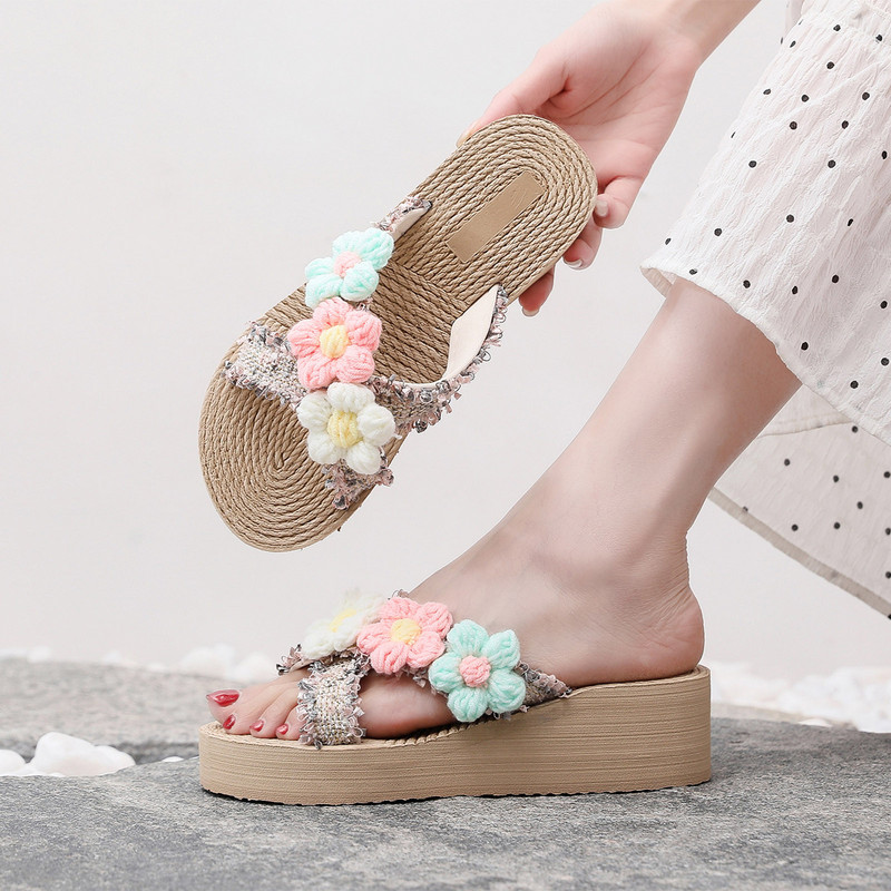 Ανοιξιάτικες καλοκαιρινές γυναικείες παντόφλες με χοντρή σόλα με σφήνα τακούνι χρώματος λουλούδι Σαγιονάρες με ανοιχτό δάχτυλο ελαφριά άνετα παπούτσια σανδάλι παραλίας