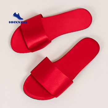 Червени женски чехли 2022 Летни нови ретро червени сатенени плоски чехли Дамски големи сандали с една дума Дамски модни обувки