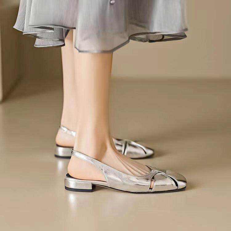 Elegantiški ir stilingi moteriški vasariniai sandalai su aukso ir sidabro spalvos su tuščiavidurio dizaino prabangiais kvadratiniais pirštais žemakulniai batai 2023 m.