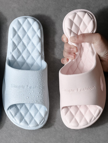 2022 Νέες παντόφλες Γυναικείες Καλοκαιρινό χοντρό κάτω μέρος Εσωτερικό σπίτι Ζευγάρια Μπάνιο για το σπίτι Αντιολισθητικό Απαλή παλίρροια για να φορούν Cool Zapatos De Mujer
