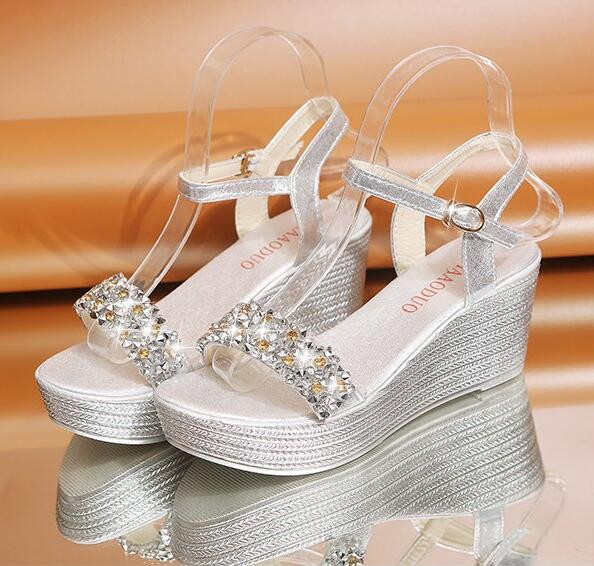 2023. g. Jaunas sieviešu ķīļveida sandales ar pērlītēm un detaļām platformu Sandales ar sprādžu siksniņu.