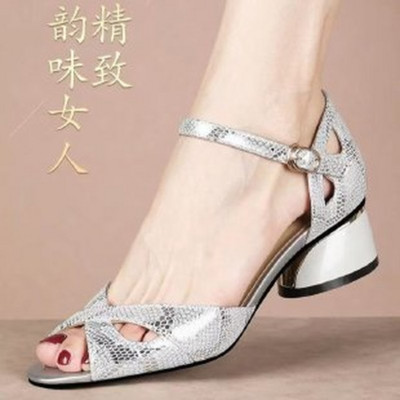 2022. g. Jaunas sieviešu sandales ar īsiem pirkstiem Modes, seksīgi, vidēji papēži vasaras kurpes, potītes sprādzes siksna, doba, sudraba krāsas zapatos mujer