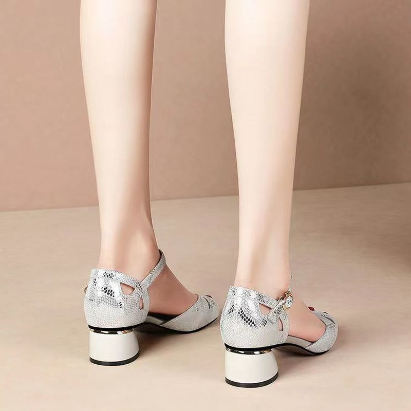 2022. g. Jaunas sieviešu sandales ar īsiem pirkstiem Modes, seksīgi, vidēji papēži vasaras kurpes, potītes sprādzes siksna, doba, sudraba krāsas zapatos mujer