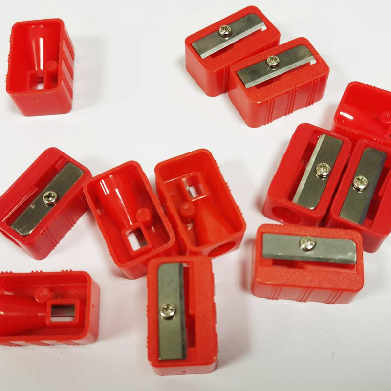 Plastikinis mini raudonas pieštukų drožtuvas su viena skyle studentams raštinės reikmenys stačiakampis pjaustyklės peilis mažas rankinis pieštukų drožtuvas