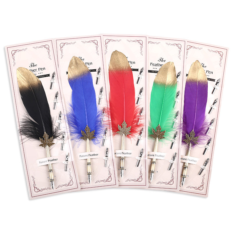 Jõulukingituste kaunistamine kontorikalligraafiast vesipliiatsi värvi sulgedega teraspliiats