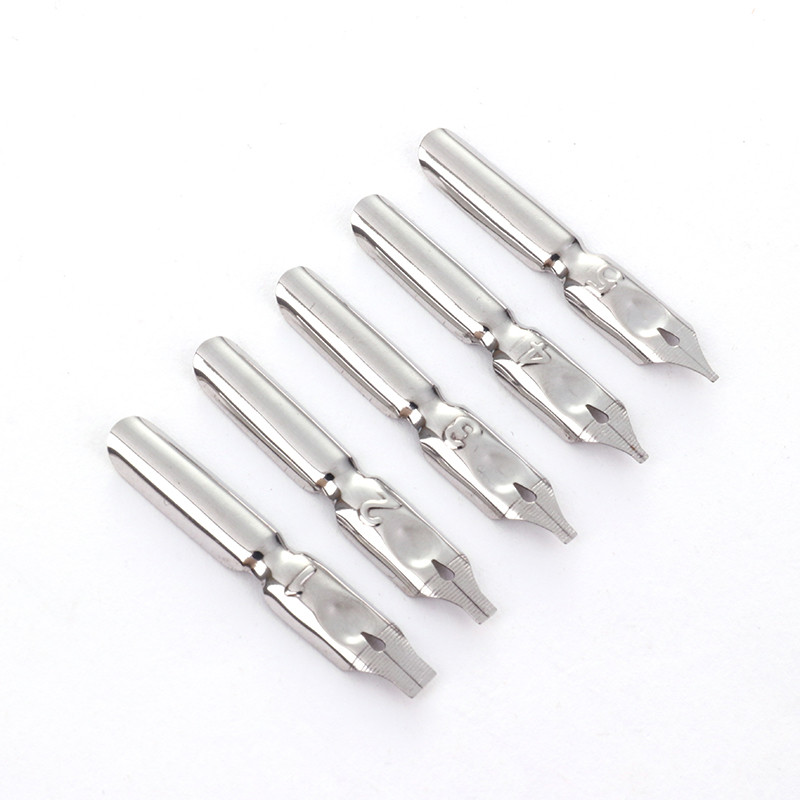 Jõulukingituste kaunistamine kontorikalligraafiast vesipliiatsi värvi sulgedega teraspliiats