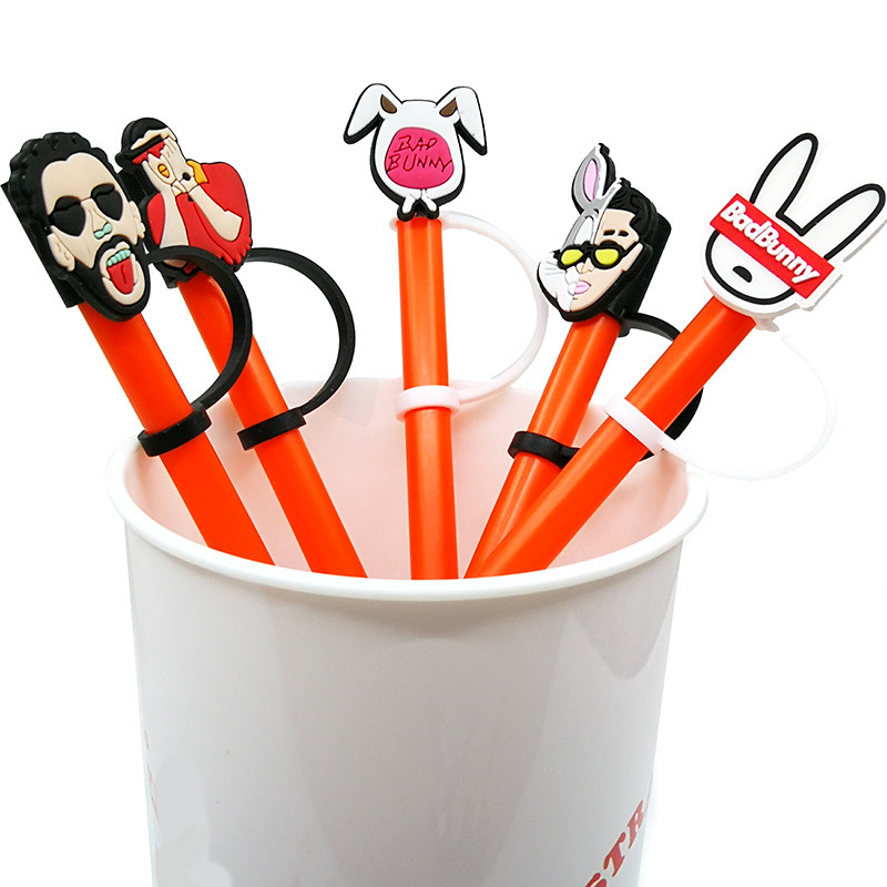 1 Vnt PVC šiaudinis dangtelis Bad Bunny Straw Topper Gimtadienio vakarėlio gėrimų išsiliejimo prevencija Kūrybiniai dulkėms atsparių puodelių priedai