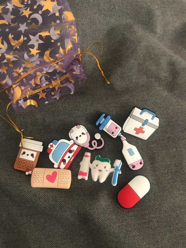 8-10 komada slatkih medicinskih potrepština PVC kapice za olovke Poklopac za olovke Uredski pribor Zavoj Poklopac za pilule Slamka Stetoskop Šarm Poklon za liječnika