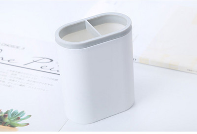 Srednjoškolci na početku praktične tiskanice Razvrstavanje stolova i primanje kreativnih darova za aktivnosti