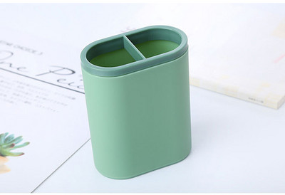 Srednjoškolci na početku praktične tiskanice Razvrstavanje stolova i primanje kreativnih darova za aktivnosti