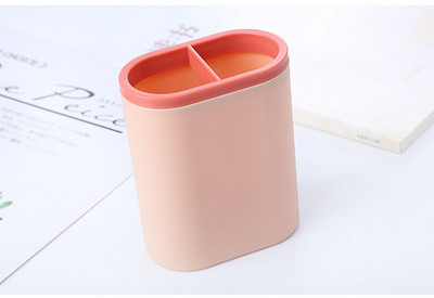 Srednjoškolci na početku praktične tiskanice Razvrstavanje stolova i primanje kreativnih darova za aktivnosti