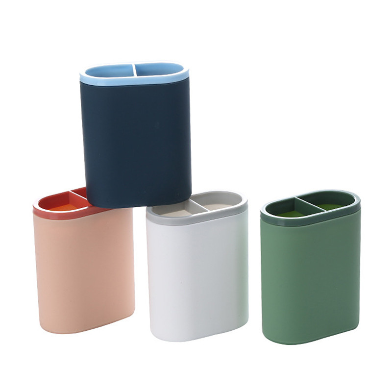 Srednjoškolci na početku praktične tiskanice Razvrstavanje stolova i primanje kreativnih darova za aktivnosti