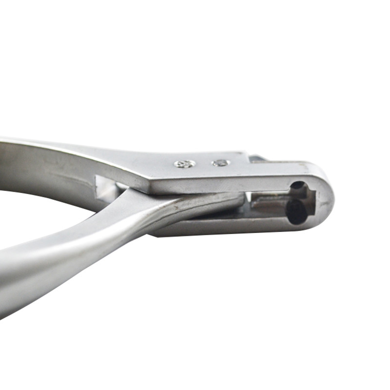 1 tk. augustaja, riidetahvli kaitsetangid, koolikontor, metallist ühe auguga augustaja, paberist käsitsi augustaja.