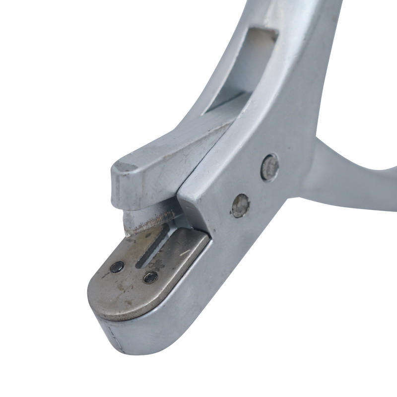 1 tk. augustaja, riidetahvli kaitsetangid, koolikontor, metallist ühe auguga augustaja, paberist käsitsi augustaja.