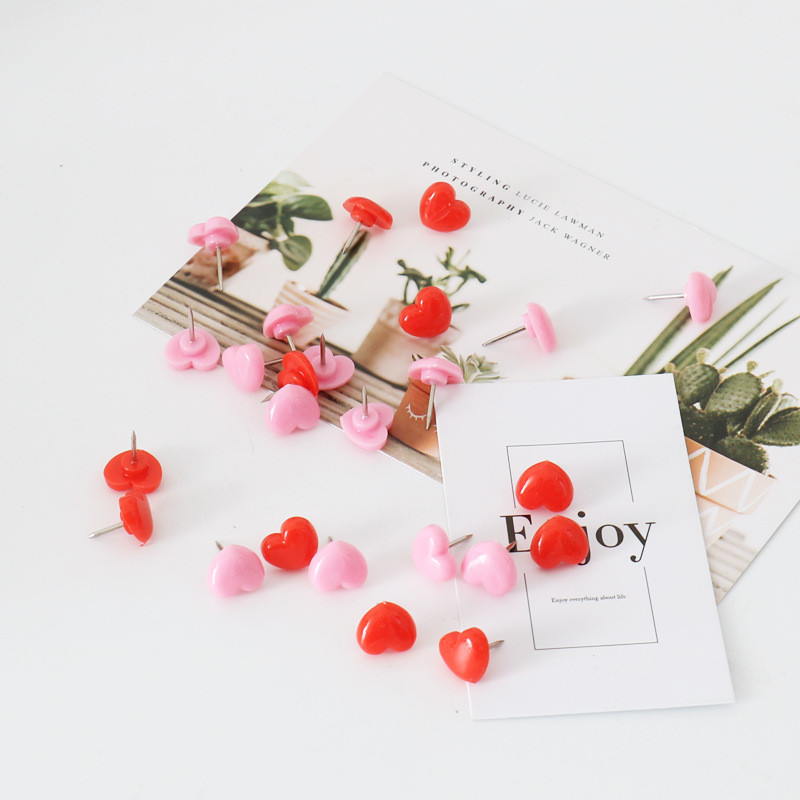 50 kom. Plastični kvalitetni slatki ukrasi u obliku srca, ubod za palčeve, uredski čavlići, pribadača, zidna glava, pluteni filc, papirni uvez