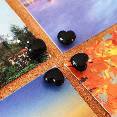 Pöidlad surunõelaga kaetud aksessuaarid Kaarditarvikud Südamekujulised pöidlad, mustad seinakinnitused Fotod