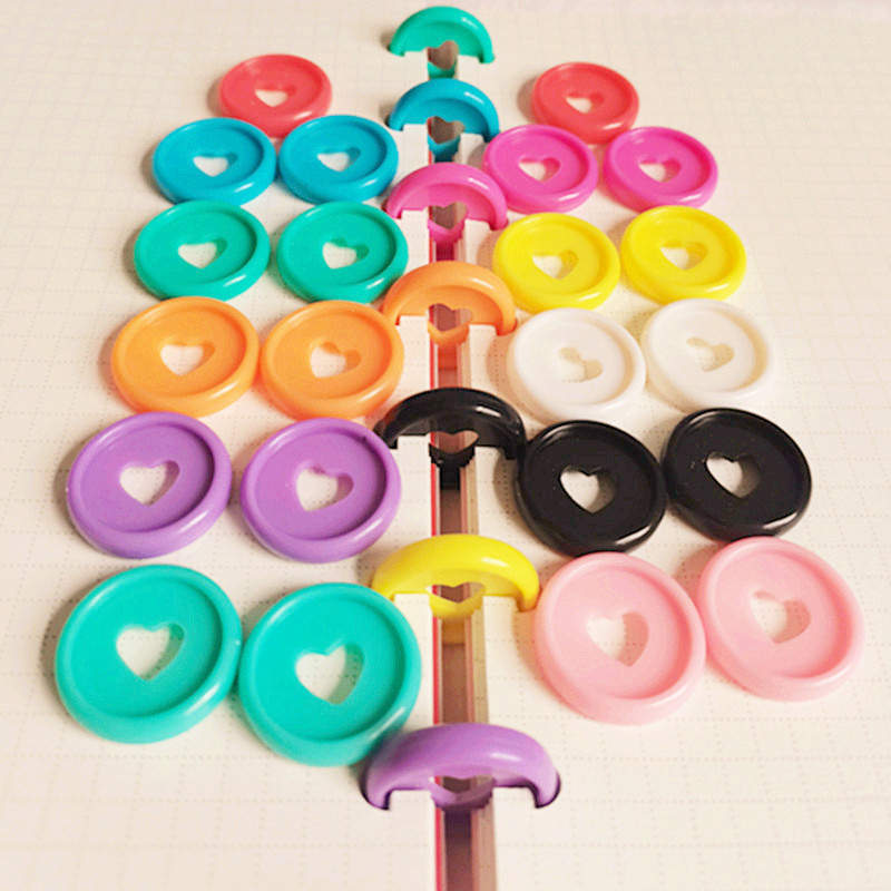 30 DB24MM műanyag gombalyuk Love laza levelű kötőgombos kötőgyűrű barkácsolással laza levelű könyvgyűrű kötőtányér gomb