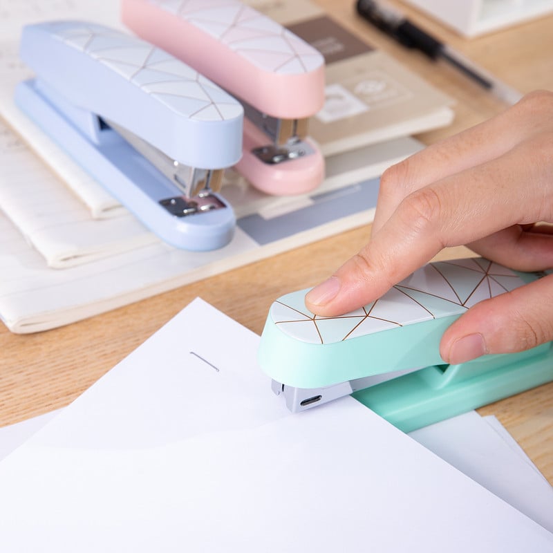 DELI Fashion Office Stapler Nr.12 Pusjuostelinis segiklis 24/6 ir 26/6 sklandžiai susegiamas raštinės reikmenų kabės E0402F